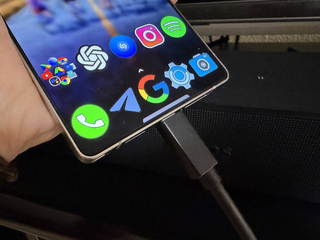 Cómo conectar tu teléfono móvil al televisor mediante cable. Estos son los adaptadores que te hacen falta