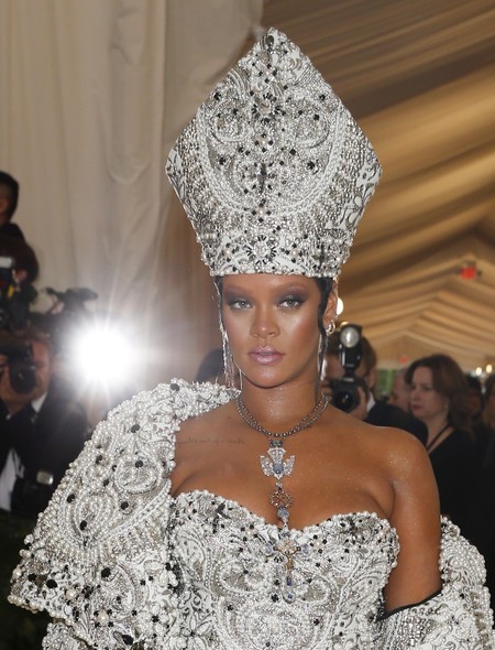 Gala MET 2018: no es un obispo sexy, es Rihanna  