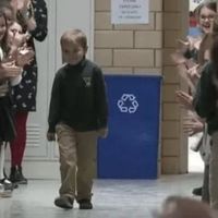 La conmovedora ovación que John, un niño de seis años, recibe de sus compañeros tras superar un cáncer