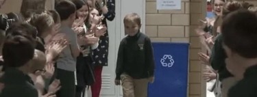 La conmovedora ovación que John, un niño de seis años, recibe de sus compañeros tras superar un cáncer