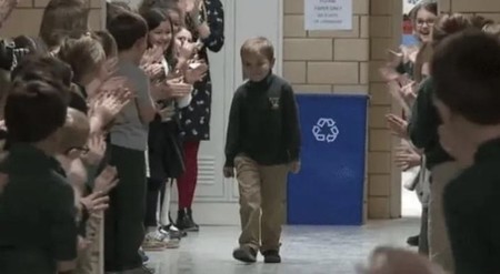 La conmovedora ovación que John, un niño de seis años, recibe de sus compañeros tras superar un cáncer