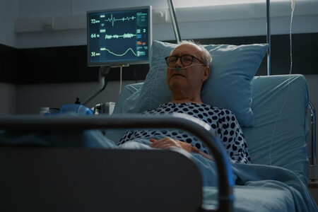 Persona mayor, hombre, en cama de hospital