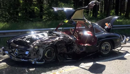 Destrozo de un Mercedes 300 SL durante la Mille Miglia