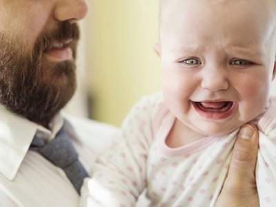 Cuando mamá y papá se separan y el bebé solo se duerme con mamá (y la jueza concede el fin de semana al padre)