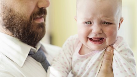 Cuando mamá y papá se separan y el bebé solo se duerme con mamá (y la jueza concede el fin de semana al padre)