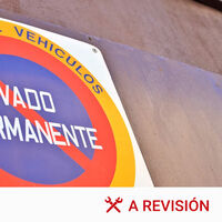 Cómo puedo conseguir un vado permanente y qué hacer si alguien aparca en la puerta de mi garaje 