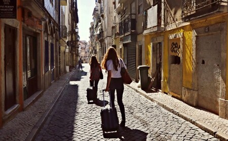 El INE ha empezado a extraer datos de Airbnb, Booking y Vrbo para poder conocer el número real de pisos turísticos en España