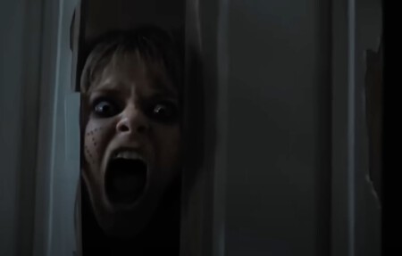 Pausa Weapons A La Hora Con 53 Minutos Y 59 Segundos Y Descubriras Una Referencia A La Mejor Pelicula De Horror De Todos Los Tiempos