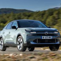 Probamos el nuevo Citroën C4: un compacto tan amplio y cómodo como una berlina. El más barato tiene etiqueta ECO