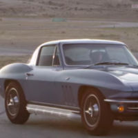 ¿Qué tanta diferencia han marcado 50 años de evolución automotriz? Un Corvette Stingray 1966 y un Toyota Camry 2015 lo demuestran 