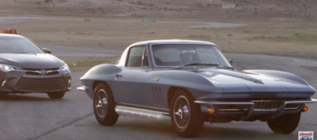 ¿Qué tanta diferencia han marcado 50 años de evolución automotriz? Un Corvette Stingray 1966 y un Toyota Camry 2015 lo demuestran