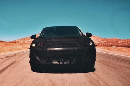 Esta es la primera vez que verás al Faraday Future rodando en circuito, aunque está disfrazado