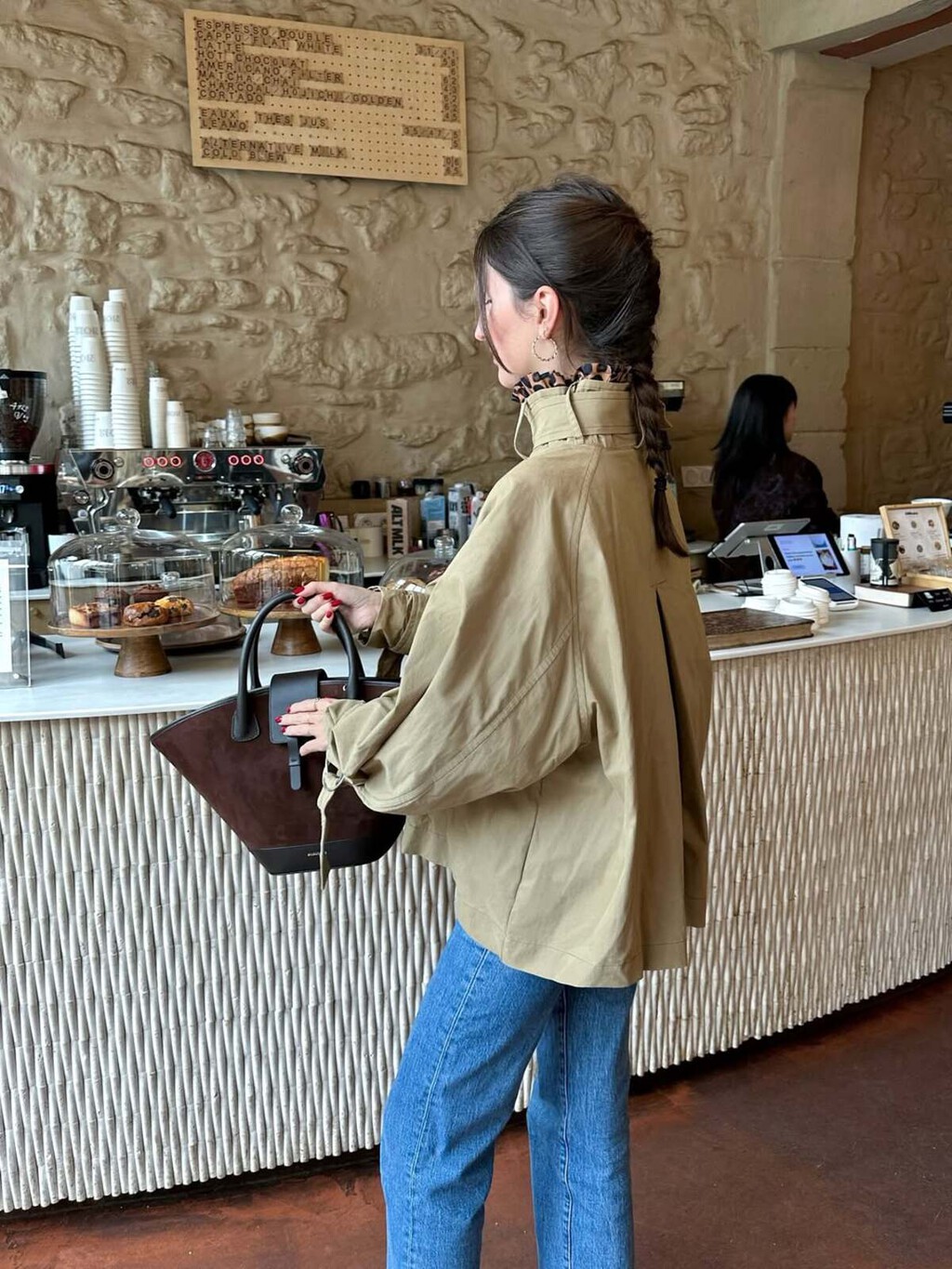 Las nuevas Nike en color nata que adoran las fans del estilo old money porque son elegantes y atemporales 