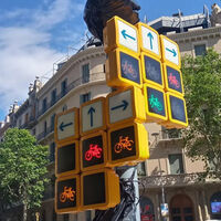 Barcelona ha puesto un semáforo con 18 pantallas para los ciclistas. Lo han bautizado como el 'tetris', y parece un juego 