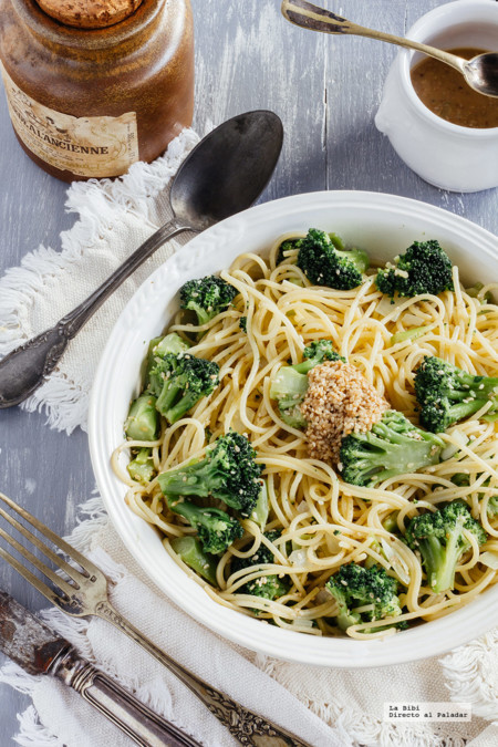 Espaguetis salteados con brócoli y salsa de ajonjolí. Receta vegetariana