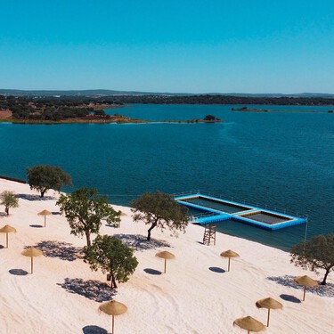 Se llama Cuba, pero no es el Caribe: la playa fluvial portuguesa de arena blanca y piscinas flotantes a una hora de España 
