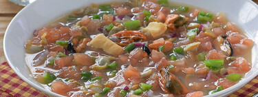 Esta sopa de tomate y mariscos se puede hacer casi en su totalidad con latas de conservas