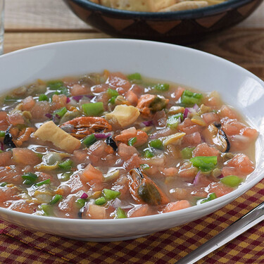 Más marinera que la Sirenita, esta sopa con tomate y mariscos es perfecta para usar tus latas de conservas favoritas 