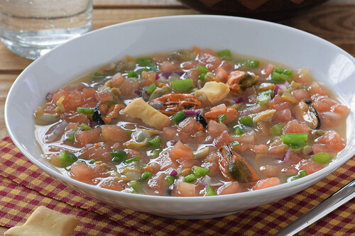 Esta sopa de tomate y mariscos se puede hacer casi en su totalidad con latas de conservas