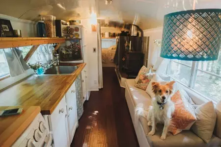 Autobús antiguo convertido en casa rodante