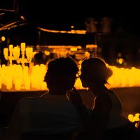 Vive los clásicos navideños en un concierto a la luz de cientos de velas en Bogotá: todo lo que debes saber de Candlelight Navidad, una experiencia musical inmersiva 