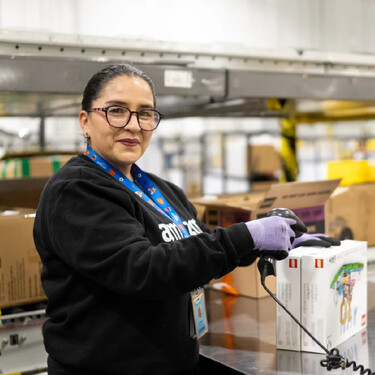 Amazon busca más de 11,000 trabajadores para fin de año en México y hay algo que no necesitas: experiencia previa 