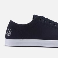 Por sólo 5,99 euros tenemos las zapatillas Native Shore Men's Coast Plimsolls en varias tallas de azul marino en Zavvi