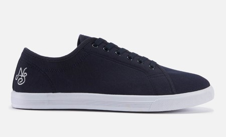 Por sólo 5,99 euros tenemos las zapatillas Native Shore Men's Coast Plimsolls en varias tallas de azul marino en Zavvi