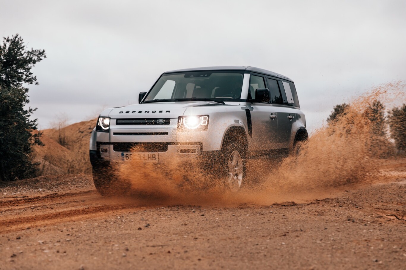 Probamos el Land Rover Defender 110: el confort en carretera de un gran SUV para el todoterreno con más personalidad del mercado