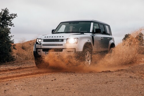 Probamos el Land Rover Defender 110: el confort en carretera de un gran SUV para el todoterreno con más personalidad del mercado