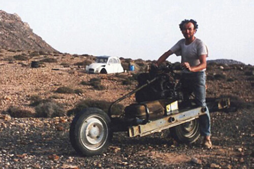 La épica historia de cómo un hombre sobrevivió al Sáhara haciéndose una moto con su 2CV accidentado
