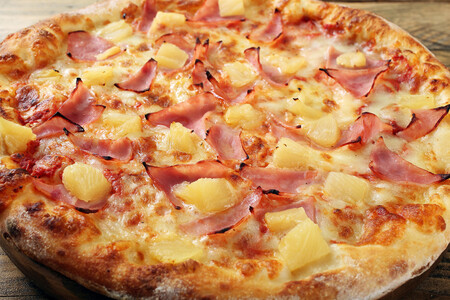 Cómo hacer pizza hawaiana. Receta de la clásica pizza con piña, amada por muchos y odiada por otros
