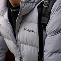 Columbia arrasa con el cortavientos más cómodo y ligero que vamos a necesitar durante todo el año y cuesta muy poco