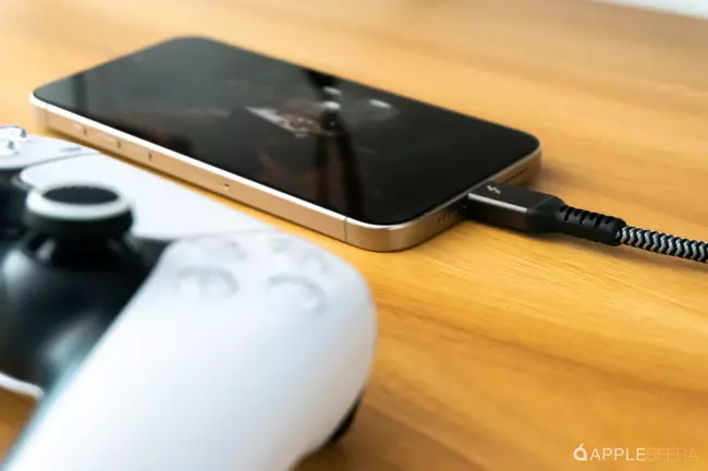 iPhone 15 Pro y Mando de PlayStation 5