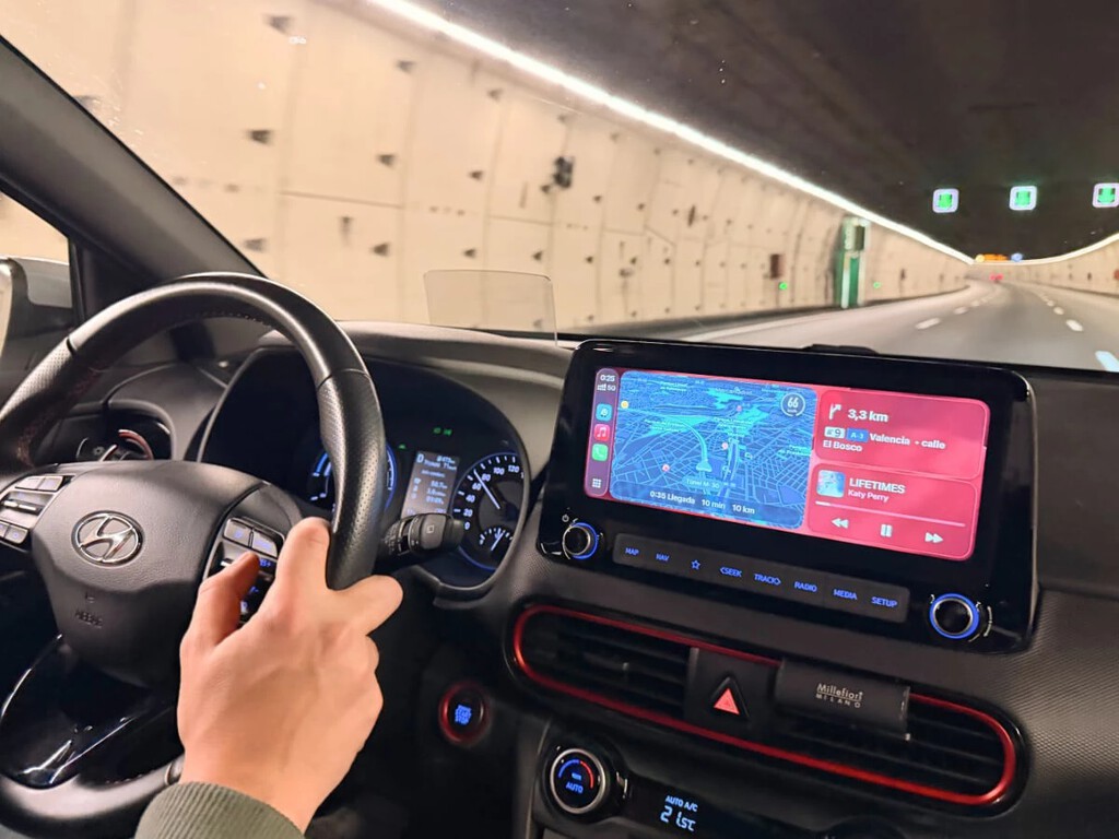 Siri tendrá que compartir el salpicadero: Apple planea abrir CarPlay a otras inteligencias artificiales, pero con una condición 