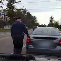 Parece una manía del poli norteamericano de turno, pero este gesto es parte de un protocolo de seguridad que puede salvarles la vida