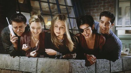"¿Qué puedo decir? ¿Que desearía que Lisa Kudrow fuese negra?" Un productor de 'Friends' defiende el reparto aunque reconoce que hoy sería más diverso