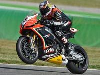 Superbikes San Marino 2012: Max Biaggi primero y Carlos Checa segundo enseñan sus galones en la primera carrera