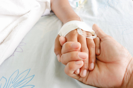 Médico suspendido y padres investigados en el caso del niño italiano tratado con homeopatía que acabó falleciendo por una otitis