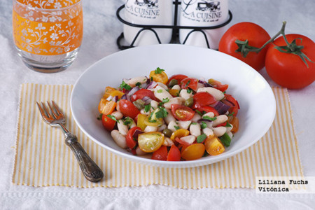 Ensalada de alubias blancas con tomates variados. Receta saludable