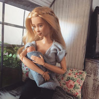 Una mamá pinta las Barbie para hacerlas madre 