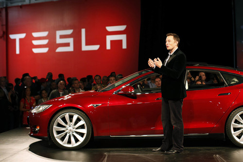 Tesla  vende coches eléctricos sin que mucha gente se haya sentado antes en uno. Estas son las claves de su éxito