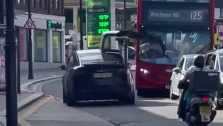El conductor de un Tesla Model X la lía parda en Londres: circula con la puerta abierta e impacta contra un autobús