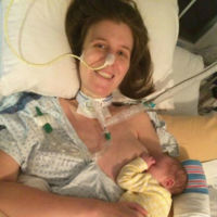 La determinación de una madre con una enfermedad terminal por amamantar a su bebé, a pesar de estar paralizada