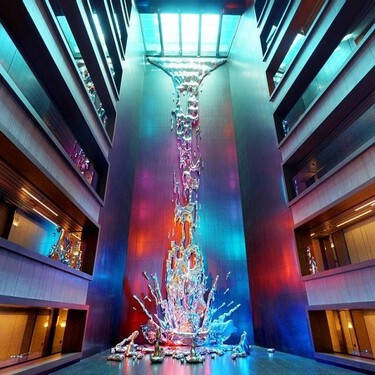 La cascada más espectacular de Madrid no tiene agua y está dentro de un hotel