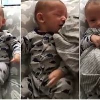 Un papá consigue calmar a su bebé que lloraba al darle una camiseta usada de mamá