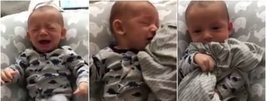 Un papá consigue calmar a su bebé que lloraba al darle una camiseta usada de mamá