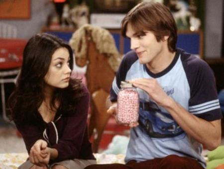 Mila Kunis y Ashton Kutcher piquito por aquí, arrumaco por allá