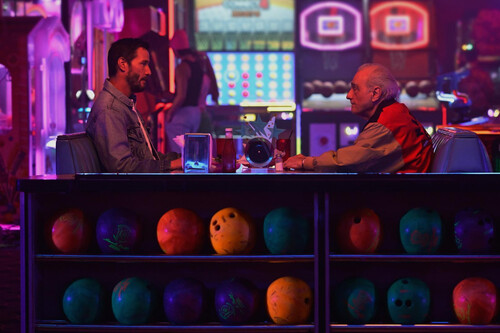 Ni Keanu Reeves ni Martin Scorsese son suficientes para levantar esta descontrolada parodia. Una película sobre Hollywood que está arrasando en streaming