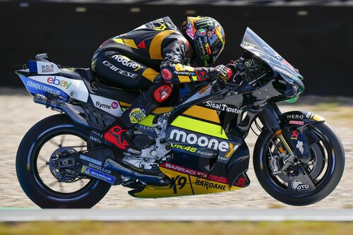 Marco Bezzecchi da un golpe de autoridad con la pole en Assen y Marc Márquez atropella a Enea Bastianini